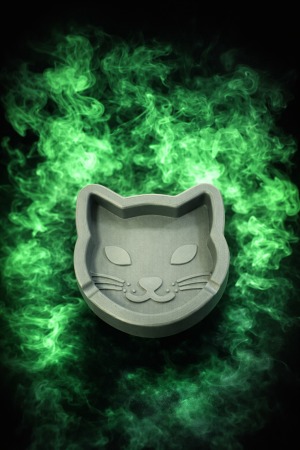 מאפרה מעוצבת בצורת חתול בצבע אפור – עיצוב ייחודי למעשנים עם סטייל