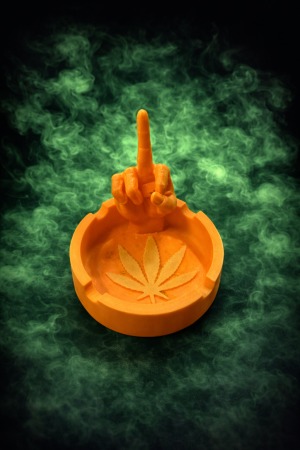 מאפרה מעוצבת למעשנים אצבע משולשת בצבע כתום - עיצוב עם אופי ואמירה