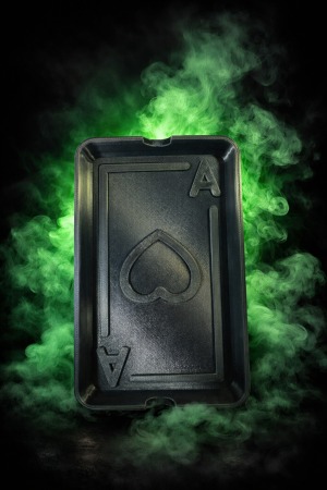 מאפרת קלפים מעוצבת גדולה בצבע אפור טיטניום – מאפרה יוקרתית בעיצוב אס קלפים