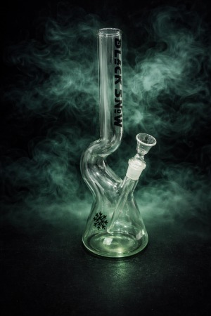 באנג זכוכית איכותי מעוצב עם צוואר מעוקל ותופס קרח