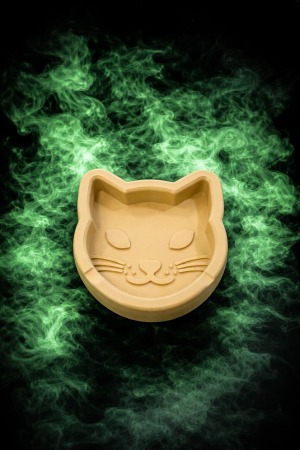 מאפרה מעוצבת בצורת חתול בצבע גוף– עיצוב ייחודי למעשנים עם סטייל