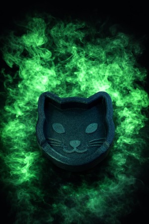 מאפרה מעוצבת בצורת חתול בצבע ירוק– עיצוב ייחודי למעשנים עם סטייל