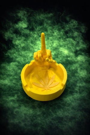 מאפרה מעוצבת למעשנים אצבע משולשת בצבע צהוב - עיצוב עם אופי ואמירה