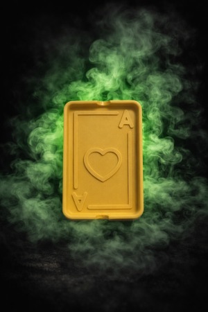 מאפרת קלפים מעוצבת בינונית בצבע גוף – מאפרה יוקרתית בעיצוב אס קלפים