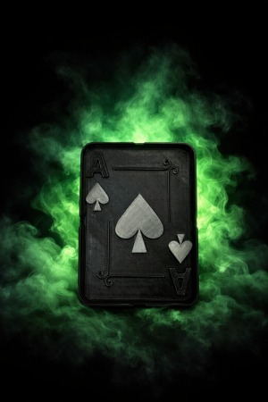 מאפרת קלפים מעוצבת בינונית בצבע אפור שחור – מאפרה יוקרתית בעיצוב אס קלפים