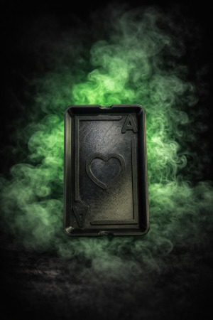 מאפרת קלפים מעוצבת בינונית בצבע אפור טיטניום– מאפרה יוקרתית בעיצוב אס קלפים