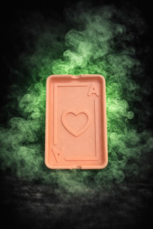 מאפרת קלפים מעוצבת בינונית בצבע ורוד – מאפרה יוקרתית בעיצוב אס קלפים