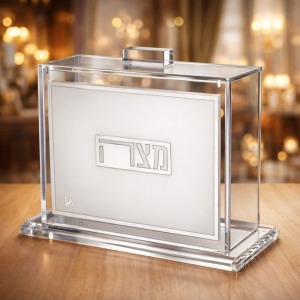 מעמד למצה - אקריליק לבן עם כסף מהודר