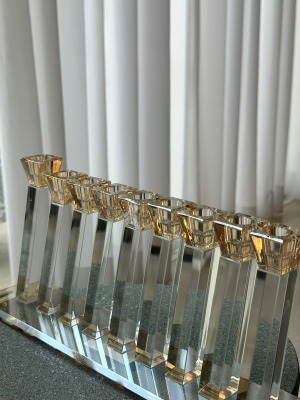 חנוכיה שקופה עם קני זהב