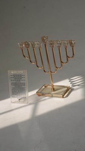 חנוכיה זהב בסיס קריסטל