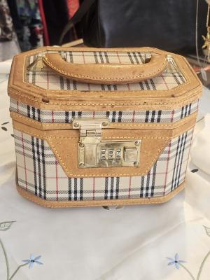 תיק קופסא עם מנעול קוד וינטג'