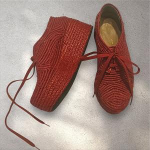 נעלי אספדריל בעיצוב Salvatore Ferragamo, עם סוליית פלטפורמה קלועה