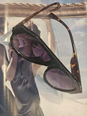 משקפי שמש שחורות עם זרועות לאופרד