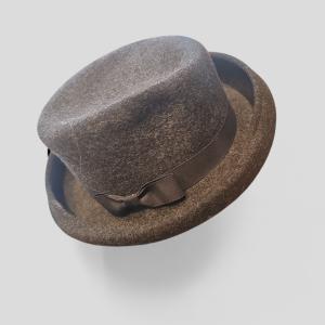 כובע לבד וינטג׳ קלאסי בגוון חום־אפרפר עם סרט סאטן