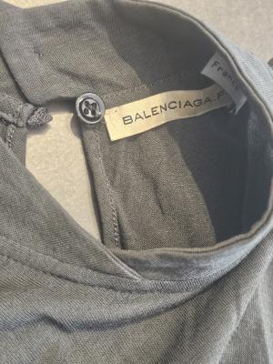 Balenciaga Paris  חולצה אפורה עם כפתורים על הכתף