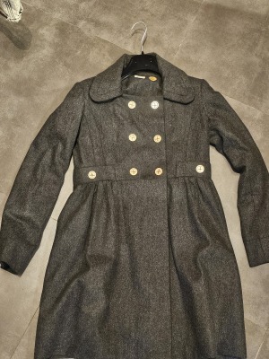 מעיל וינטג’ אפור כהה – גזרה נשית עם כפתורים