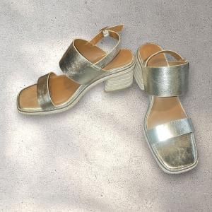 סנדל עקב זהב