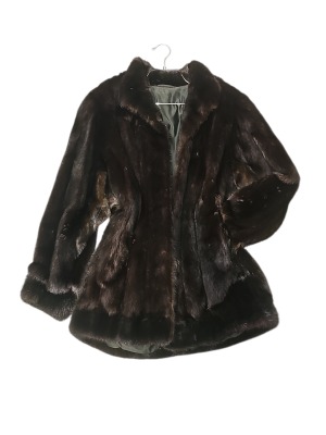 מעיל פרווה וינטג׳ כהה – גזרה מחויטת