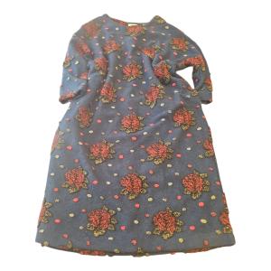 שמלת BUYKUD אפורה עם פרחי צמר רקומים