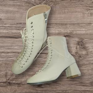 מגפונים בצבע שמנת גזרת נעלי החלקה