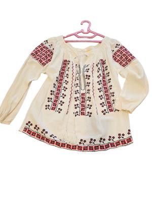 חולצה רקומה בסגנון בוהו־אתני