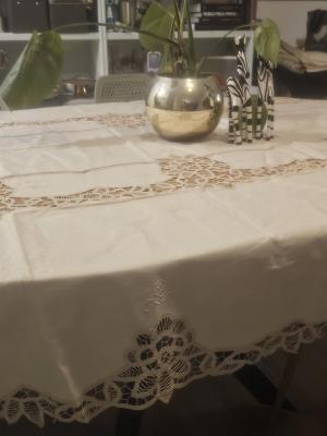 סט מפה ומפיות עבודת יד – רקמה פרחונית