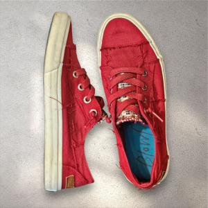 סניקרס אדומות Blowfish