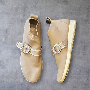 נעלי Jimmy Choo – סניקרס אלגנטיות בגוון ניוד עם אבזם קריסטלים