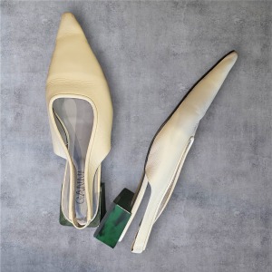 נעלי עקב GANNI – עור בגוון קרם עם עקב ירוק