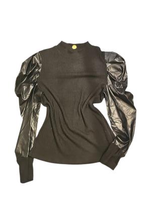 חולצה מיוחדת שילוב סריג ושרוולי דמוי עור