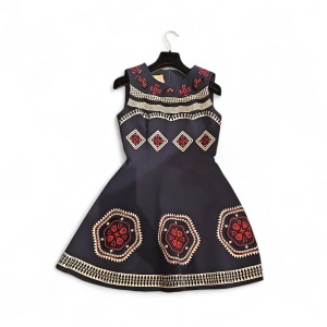 שמלה ללא שרוולים – שחור עם רקמה אדומה ואייקונים אתניים