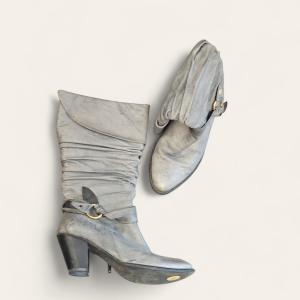 מגפי וינטג’ אפורות עם קפלים ואבזם מוזהב