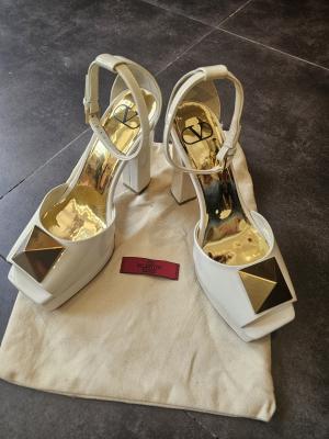 סנדלי Valentino – קלאסיקה על־זמנית