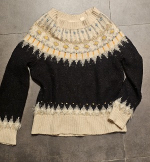 סוודר sleeping on  snow