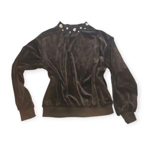 חולצת קטיפה שחורה עם עיטורי פנינים בצווארון