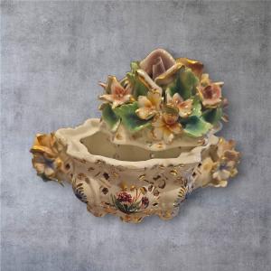 קופסת חרסינה וינטג’ עם פרחים תלת־ממדיים