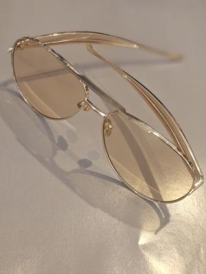 משקפי שמש זהובים עם עדשות בגוון ניוד