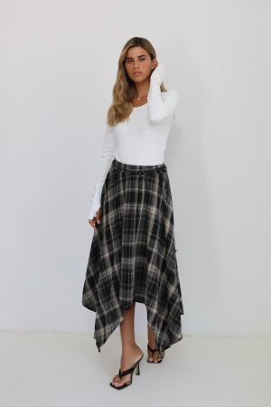 חצאית סקוטית שחורה