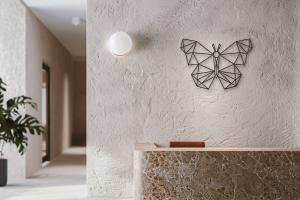 פרפר מעופף, יצירת אומנות מדויקת שתכניס אור וצבע לכל חלל!