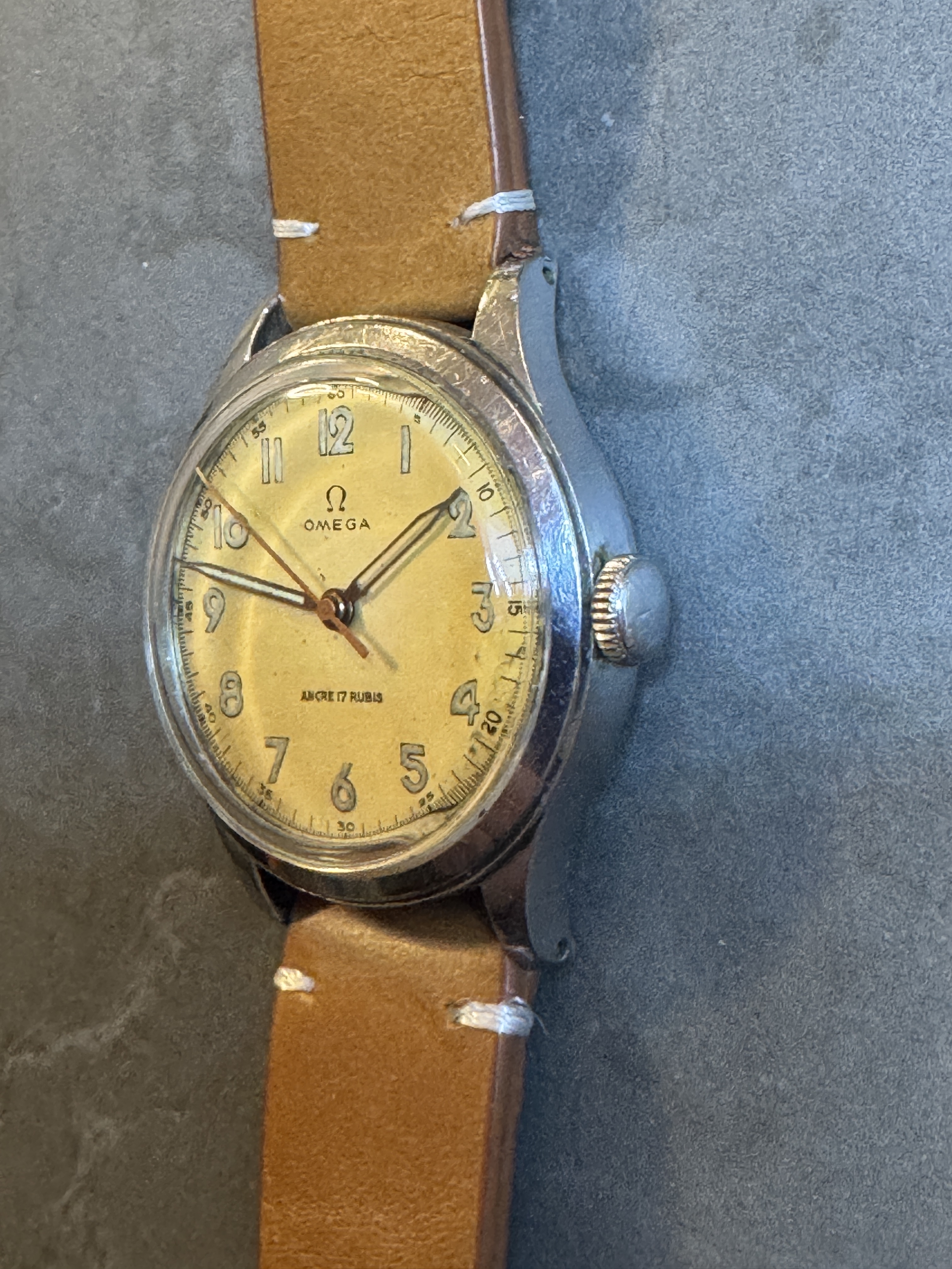 OMEGA - Manual, ancre 17 rubis,rare dail,35mm,40th