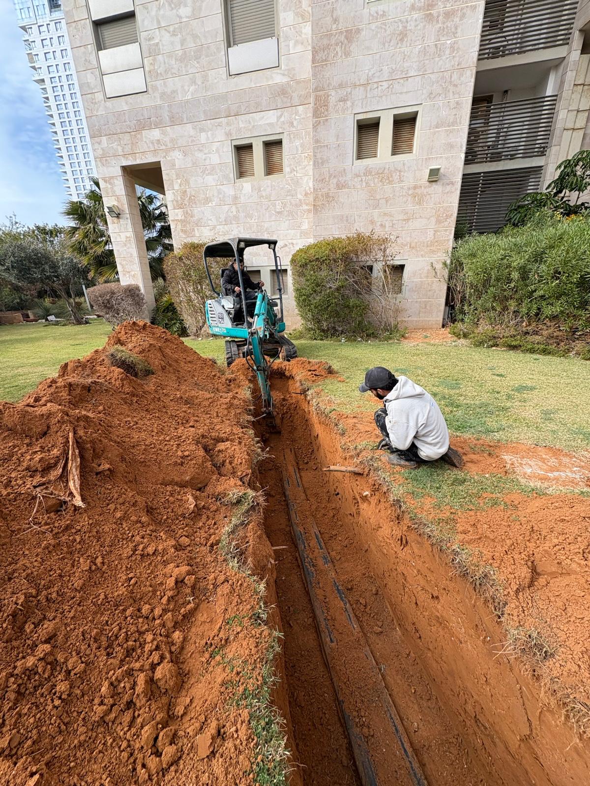 החלפת קו מים וקו כיבוי אש ראשי בבניין 22 קומות בנתניה