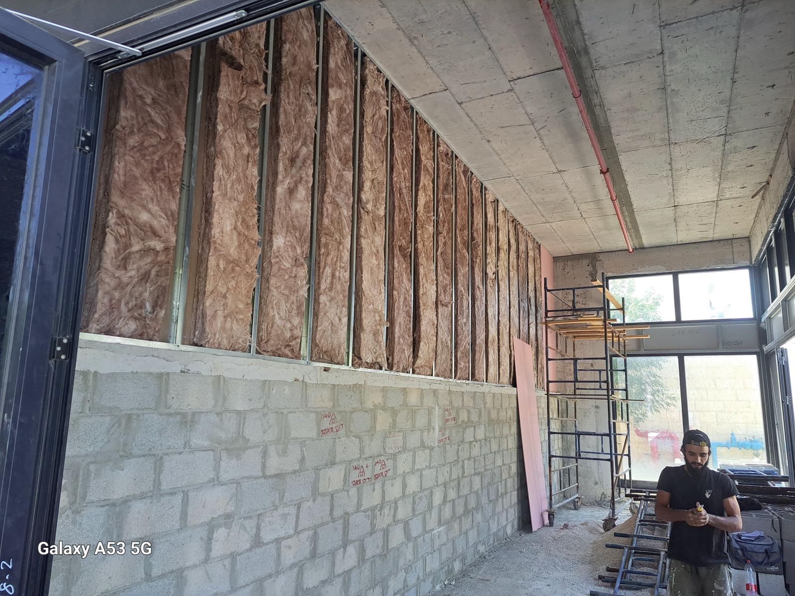 חלוקת מתחם סופרים — קיר בלוקים עם קונסטרוקציה ובידוד