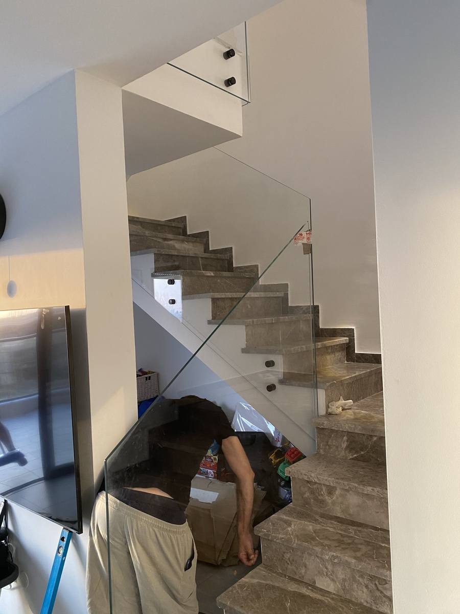 מעקות זכוכית — פרויקט 16