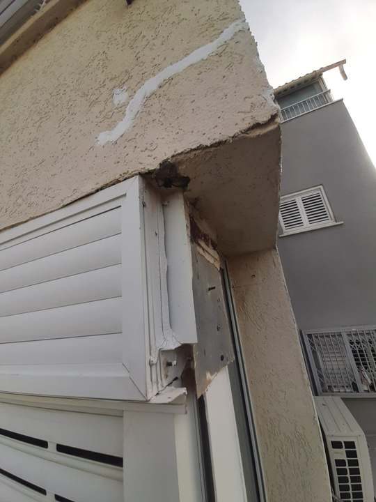 שיקום קיר טיח, גם איטום סדקים