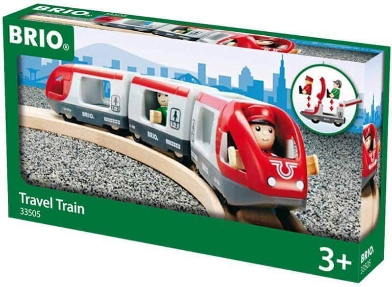 רכבת נוסעים ושתי דמויות