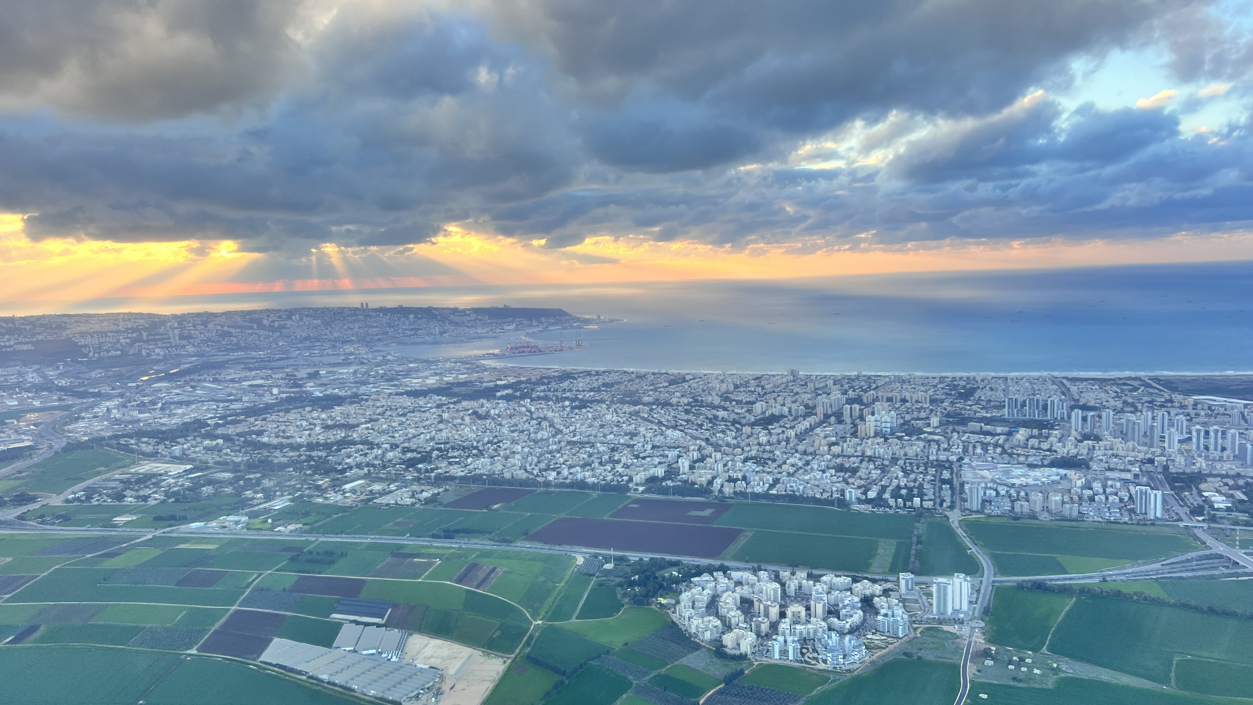 מפרץ חיפה בשעת שקיעה ממעוף המטוס