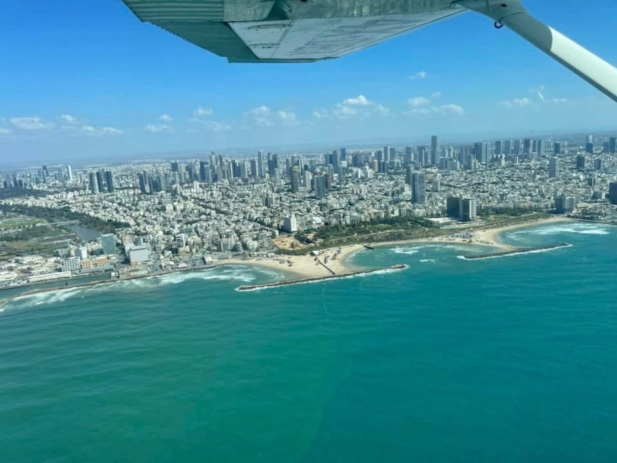 קו החוף של תל אביב במבט מהאוויר
