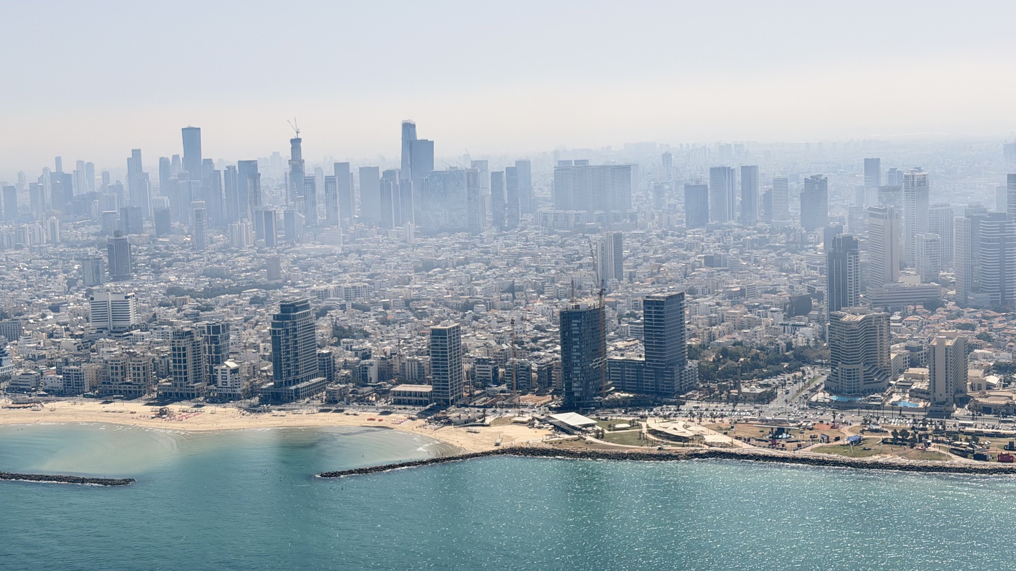 קו הרקיע והחוף של תל אביב במבט מהטיסה