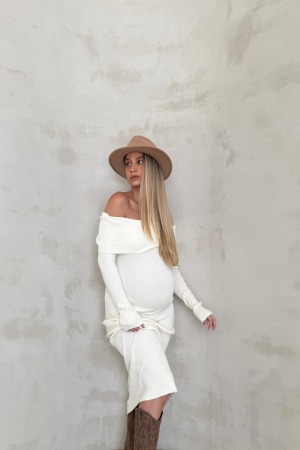 שמלת מקסי אוף שולדרס | שמנת