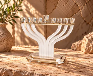חנוכית פותח את ידיך
